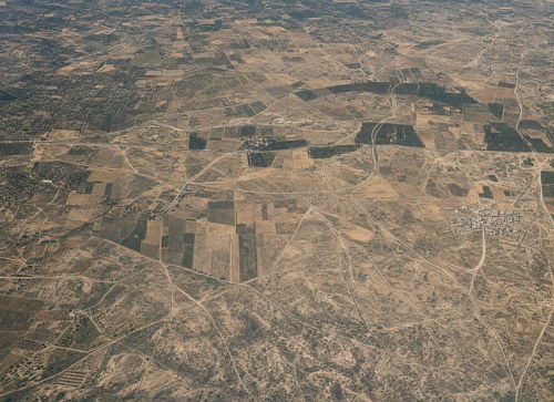 Archive record 202: West of er-Ramle: overview of terrain 5 km east-west and 4 km north-south, with the Jaffa-Jerusalem road, Lidd-Gaza railway, the German farm Bir-Salem, Khirbet Abjar el-Lemun, Bir Jakob, and the village of Khirbet Sarafand