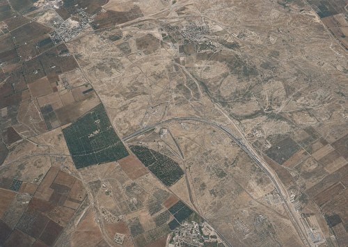 Archive record 269a: overview of the terrain of Bir-Salem (German farm) (3 km east of Nes Ziona), Khirbet Abjar el-Lemun, and the Lidd-Gaza railway, similar to no. 268