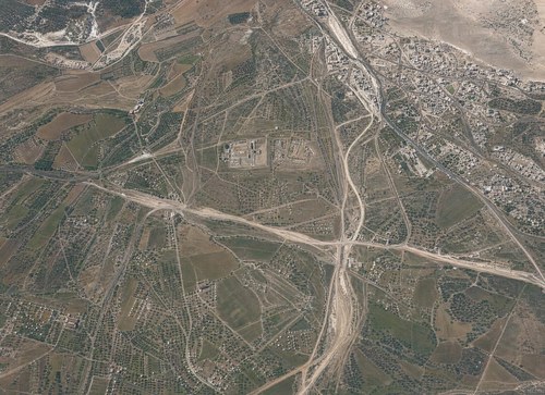 Archive record 369d: overview of the entire terrain north and south of Nebi Junis and the course of Nahr Sukrer