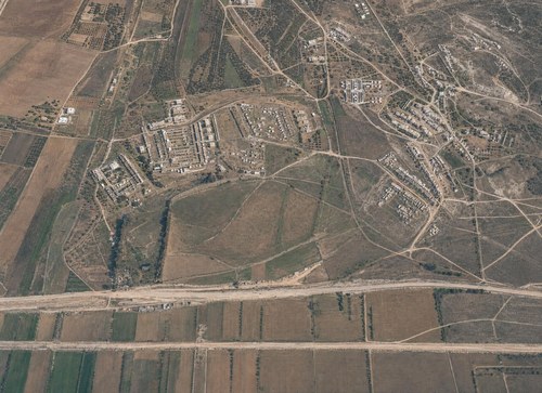 Archive record 369e: overview of the entire terrain north and south of Nebi Junis and the course of Nahr Sukrer