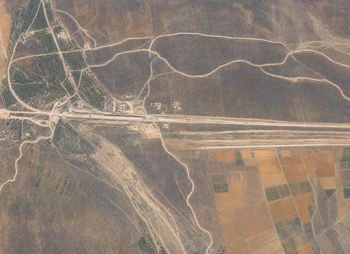 Archive record 369f: overview of the entire terrain north and south of Nebi Junis and the course of Nahr Sukrer