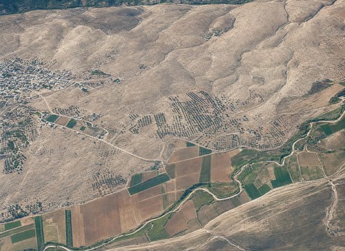 Archive record 369l: overview of the entire terrain north and south of Nebi Junis and the course of Nahr Sukrer