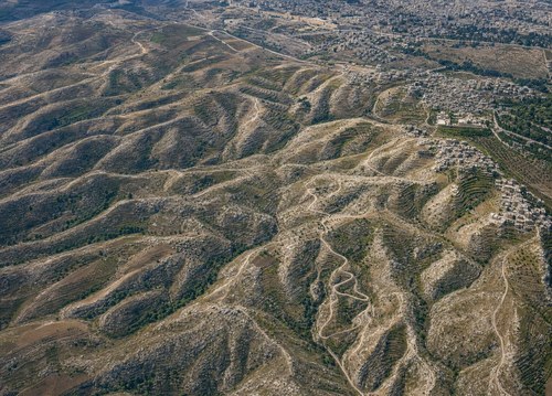 Archive record 842: el-Azarije, Jericho road, Khan Hatrur, Khan el-Meschrab, Deir el-Kelt, Jebel Karantal, etc.: overview from east to west over the entire terrain east and south of Jerusalem (oblique photograph): in the foreground, the switchbacks of the Jericho road east of el-Azarije; in the middle ground, el-Azarije, Abu Dis, and et-Tur on the Mount of Olives; in the background, the Kidron, southern Jerusalem, and the Bethlehem road