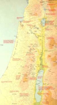 The map combines distinct hypsometric elevation tints with dense contour and drainage detail, dark settlement labels, large letter-spaced regional and waterbody labels, and numerous red explanatory notes.