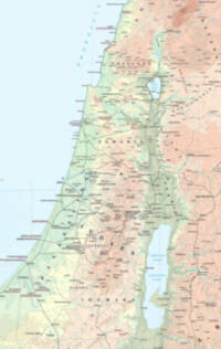 The map combines pale blue water, distinct hypsometric elevation tints, fine brown contours, dark settlement and route linework, and pale graticule lines.
