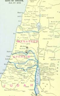 Flat pale-yellow land with pale blue-green hatched water, dark gray-green labels and boundaries, prominent blue rivers/boundary bands, and pink uppercase tribal names.