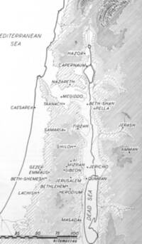 Monochrome atlas style with white water and background, dark sans-serif italic labels, filled site dots, strong coast and water outlines, and gray patterned hypsometric elevation zones.