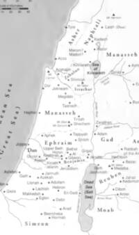 Monochrome flat atlas map using white land, gray water, thin gray hydrography and boundaries, dark gray labels, filled dots for cities, and filled triangles for selected mountains.