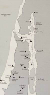 Monochrome grayscale map with dark linework, solid black-brown settlement symbols, and gray hypsometric bands; lowlands and the Mediterranean field use the light unprinted paper tone.