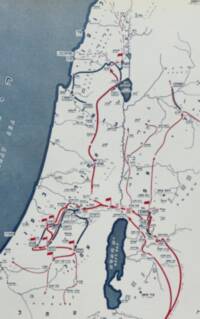 Bilingual Hebrew and English map with flat land, stippled blue water, dark navy linework and labels, and overprinted red and navy movement arrows.