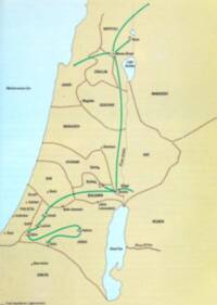 Flat Bible atlas map with pale cyan water, beige land, dark dotted tribal boundaries, and prominent green directional route arrows.