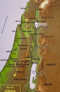 Digital shaded-relief hypsometric terrain with black square city symbols and a bright yellow dotted movement route with triangular arrowheads.
