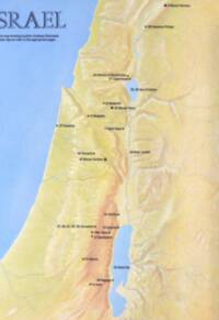 Landcover-style shaded relief in warm yellows and browns with light blue water and a fine blue-gray drainage network; place information is presented as numbered black point labels.
