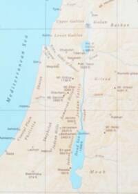 Flat beige land with manual shaded relief, pale cyan water bodies, thin blue rivers, and a gray graticule. Labels are frequently rotated to align with coastlines, rivers, valleys, and regional forms.