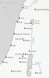 Monochrome flat map with gray water and white land; coast, water outlines, rivers, labels, and city symbols are drawn in dark gray-black.