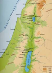 The map combines colored hypsometric elevation tints with dark teal drainage, blue water bodies, black settlement dots, and red-brown italic regional names.