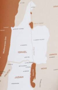 Flat, muted two-color atlas style with rust water, pale blue-white Israel/Judah fill, beige neighboring regions, and simple dark point symbols.