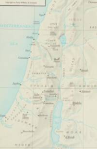 Flat atlas style with beige land, blue-green hydrography, gray relief shading, dark gray labels, muted red eastern regional labeling, and a thin graticule.